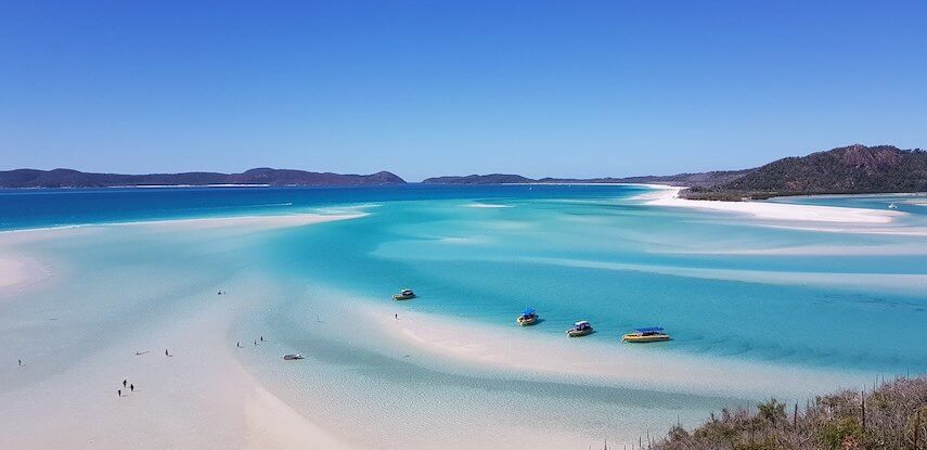 Clear blue waters and white sands of the Whitsunday Islands in Queensland