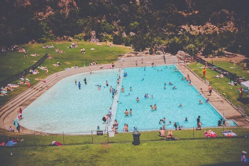 Cataract Gorge Swimming pool, surrounded by grass and filled with people
